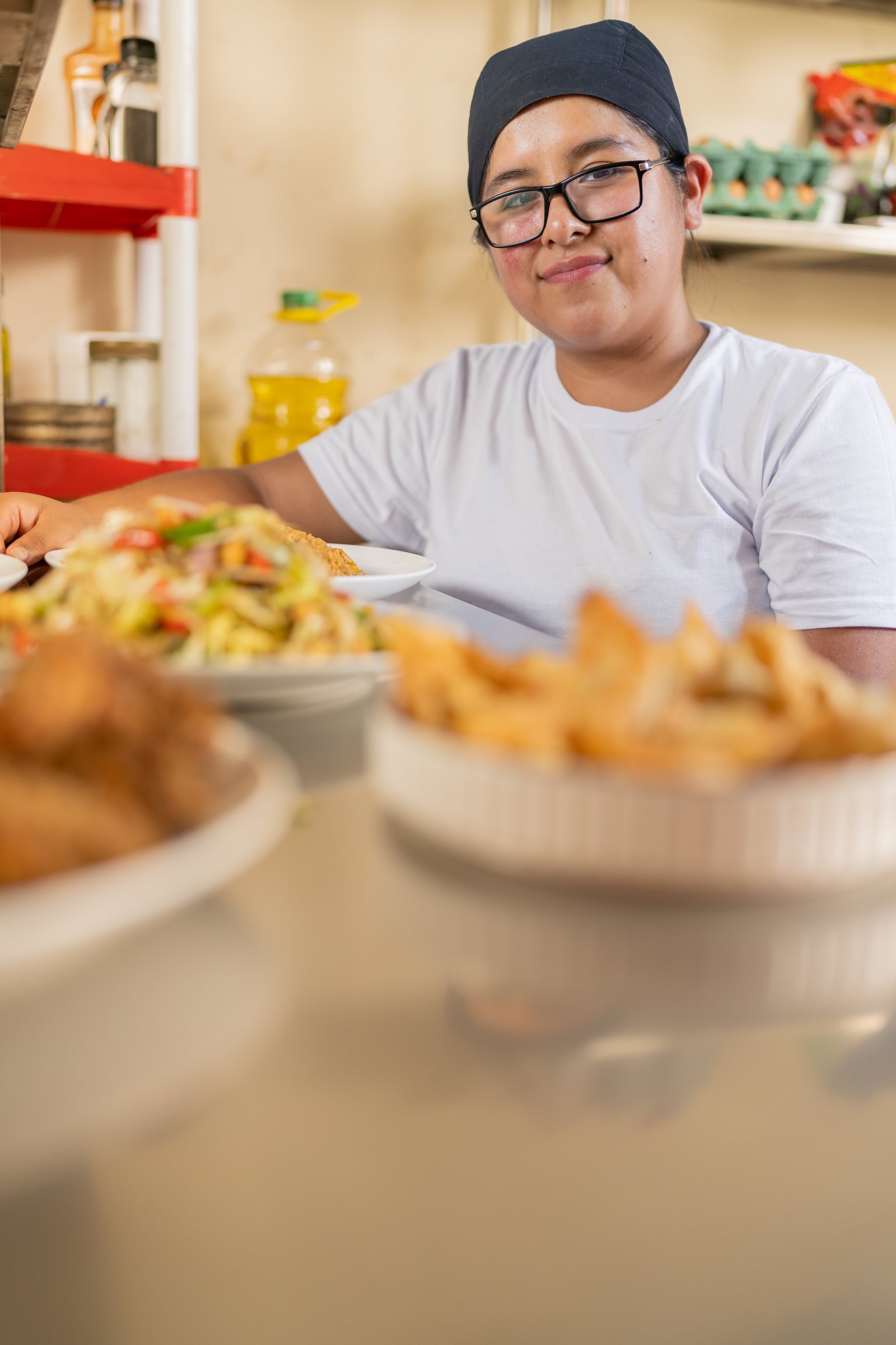 Medarbejder fra restaurant ved et bord med serveret mad